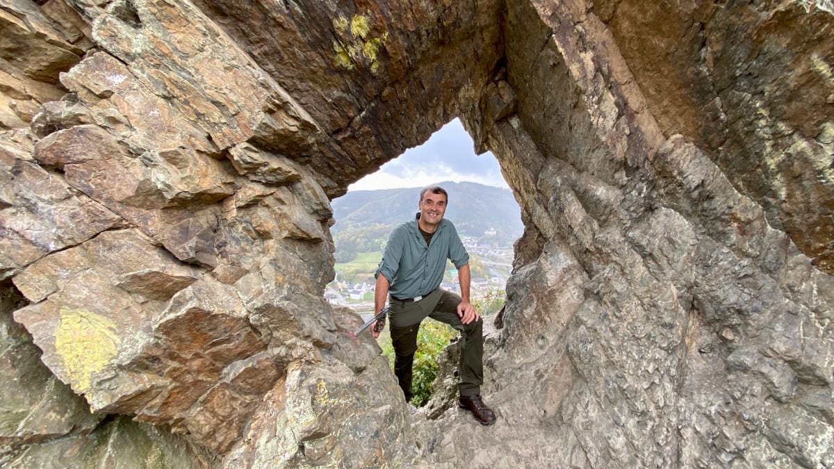 DeWandelaar standing in the Teufelsloch near Altenahr on the Ahrsteig in the Ahr Valley