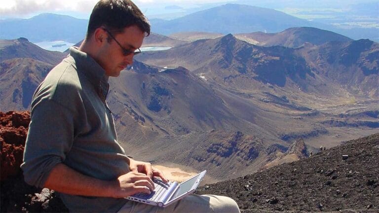 DeWandelaar blogging in 2001 from the summit of the Ngauruhoe volcano in the North Island, New Zealand
