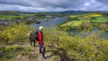 Two hikers look over the Diemelsee from the Sankt Muffert viewpoint