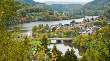 A view of Einruhr from the Wolfshügel viewpoint on the Eifelsteig
